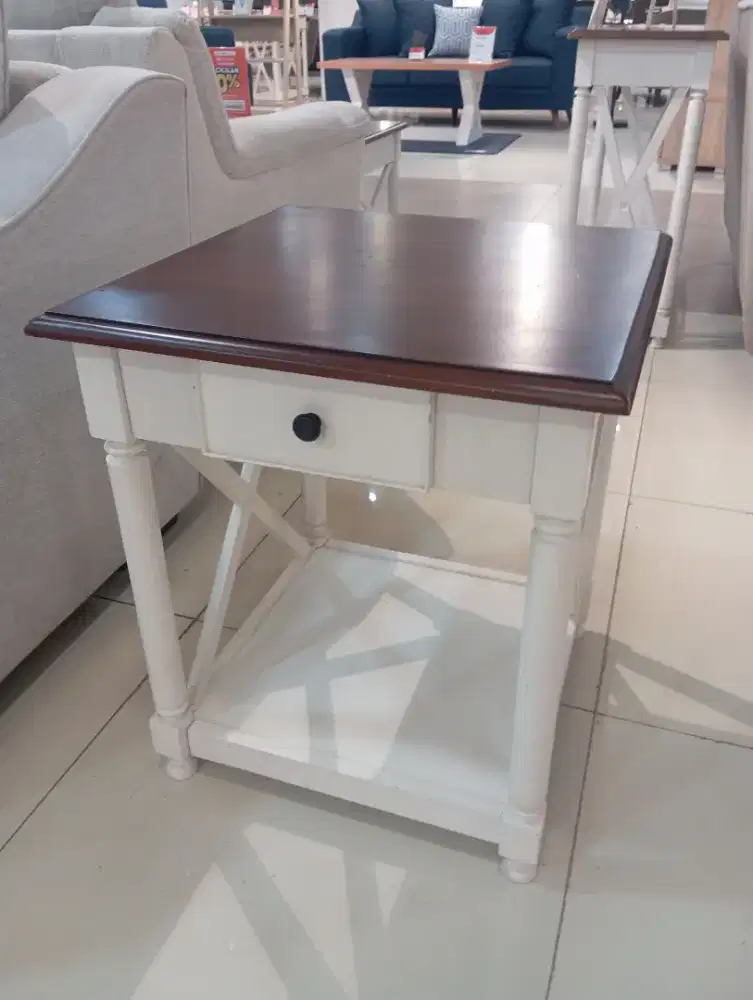 Meja Sudut Nicola