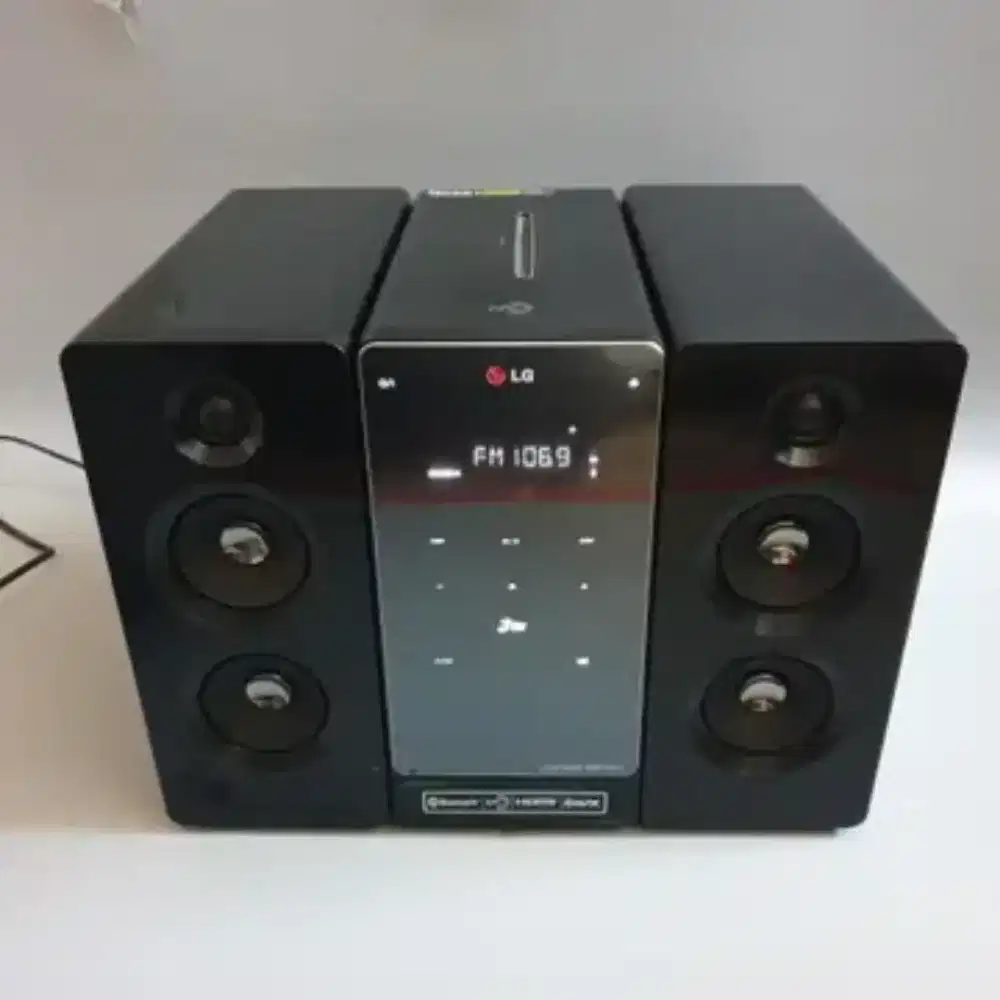 LG DM2740 Micro Hi-Fi System dengan daya output 160W RMS.