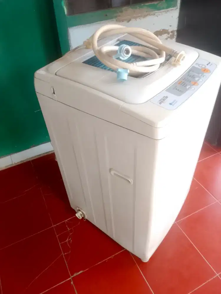 Jual mesin cuci merk Toshiba masih layak pakai dijual buat kebutuhan.
