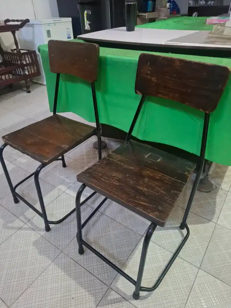 Sepasang kursi kayu jati antik