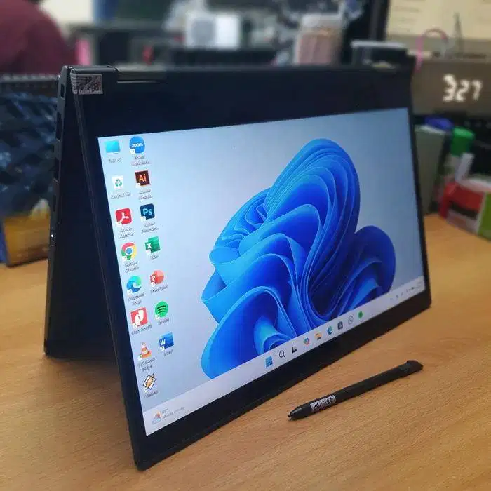 Laptop X390 yoga I7 gen 8 Ram 16gb ssd 512gb 13in touchscreen *RMR