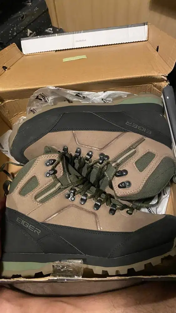 Sepatu Eiger ukuran 42 | Salah beli ukuran