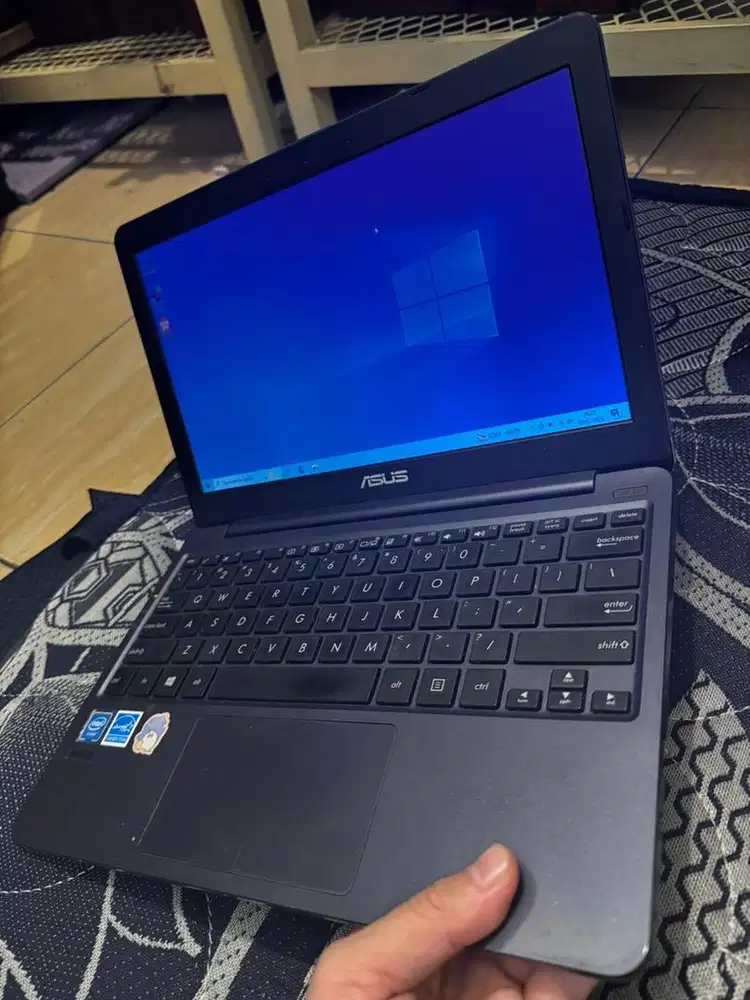 Laptop asus 12 inch ssd 256 GB