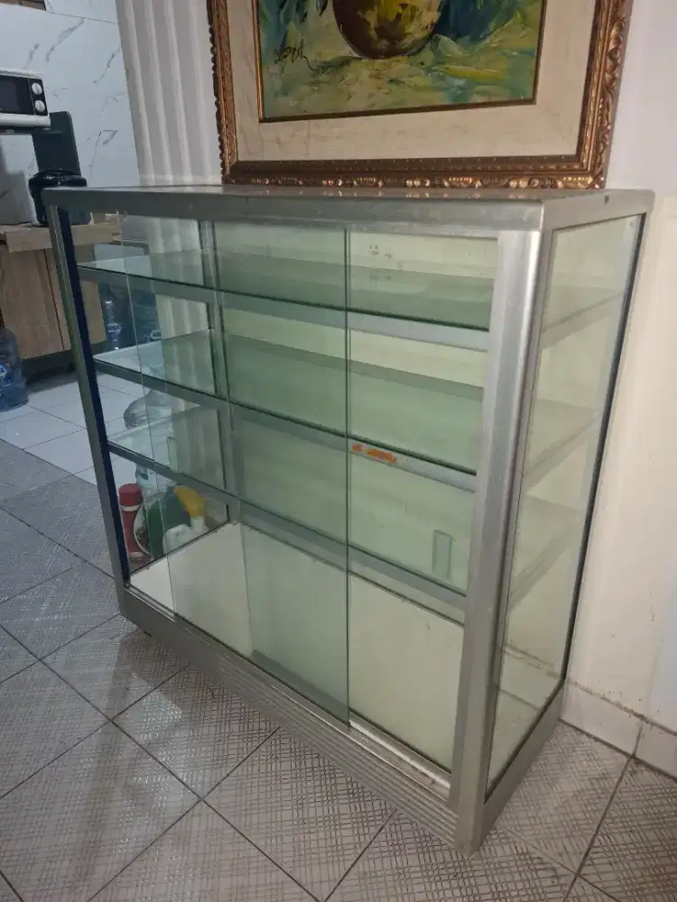 Lemari kaca pajangan sliding door pakai roda