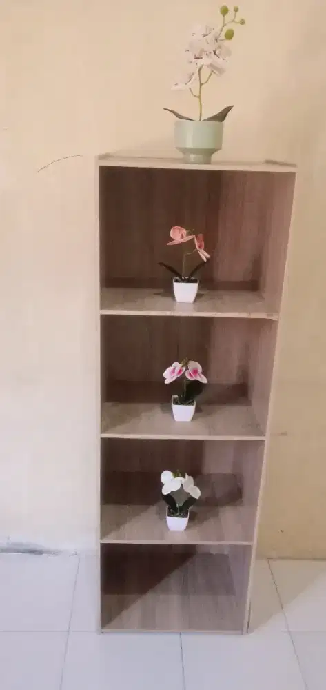 Lemari pajangan 4 susun