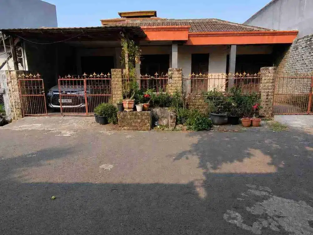 Rumah Besar Hitung Tanah di Duren Jaya, Bekasi Timur
