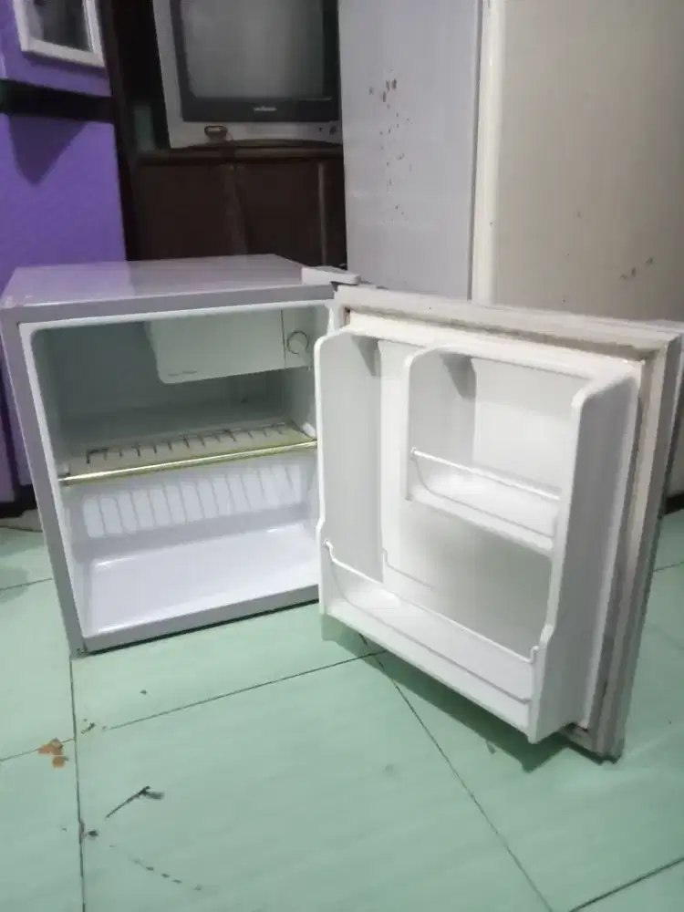 Portabel Sanken kulkas kecil