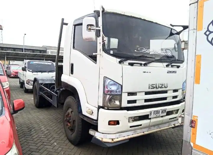 Isuzu Giga engkel 4x2 GVR 34 H 285 ps tractor head trailer kepala 2018