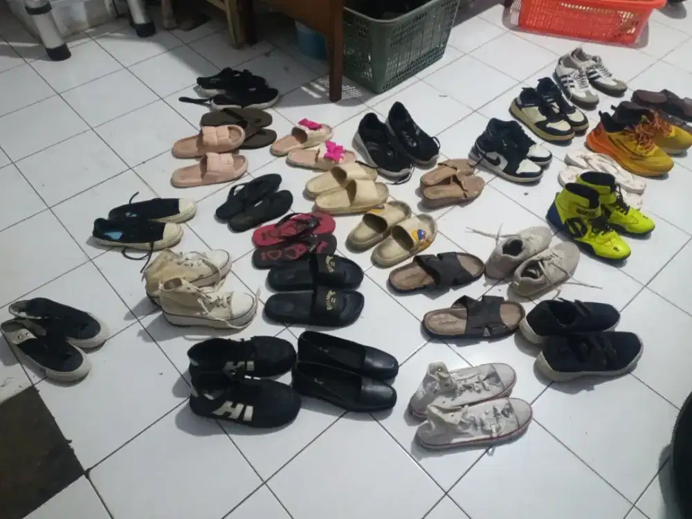 Obral Sendal dan Sepatu Bekas Layak Pakai