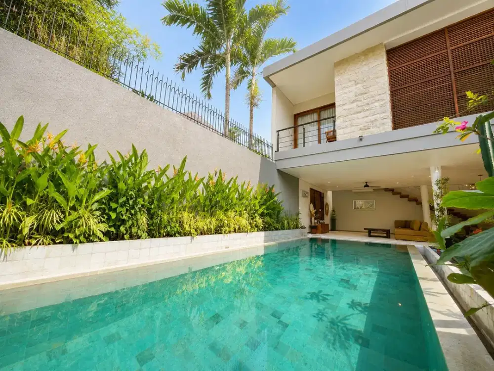 FOR SALE VILLA MODERN TROPIS PREMIUM LOKASI DEKAT NOOK DAN REVOLER UMALAS