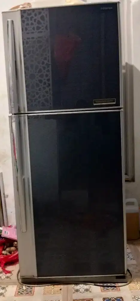 Kulkas Toshiba 2 pintu besar