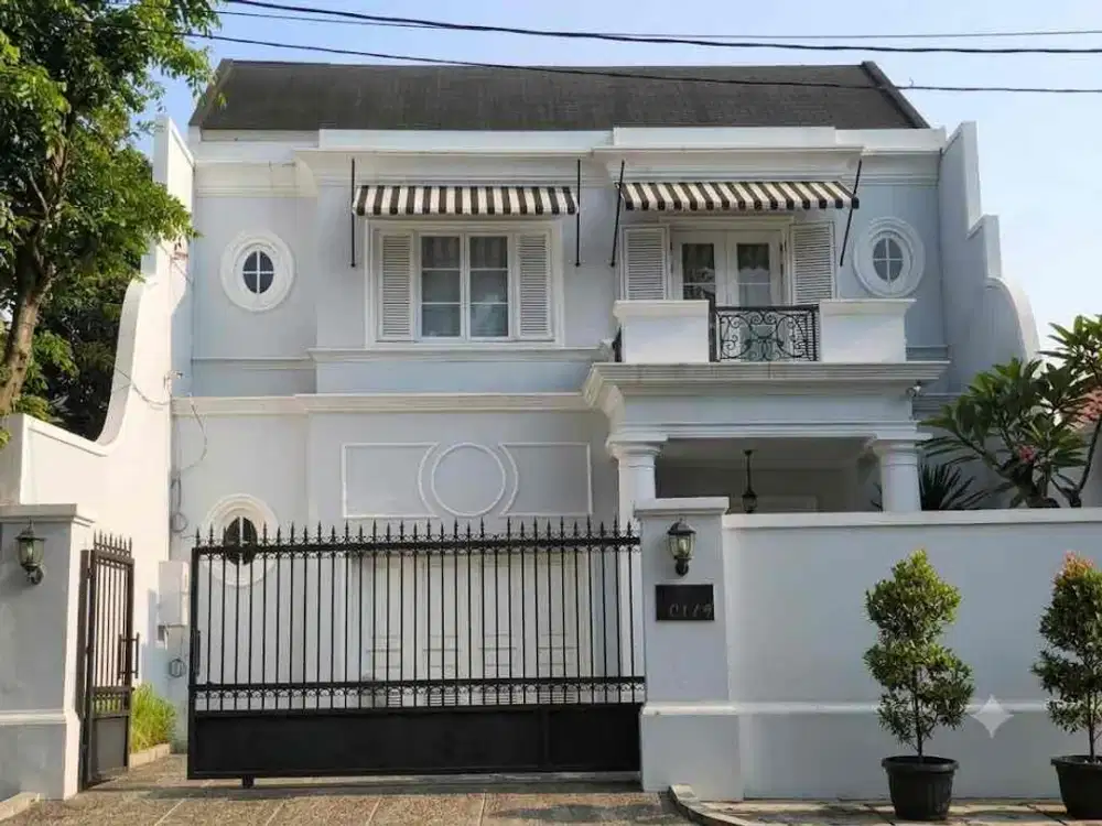 RUMAH 2 Lantai MODERN AMERICAN CLASSIC SIAP HUNI PULOMAS JAKARTA TIMUR