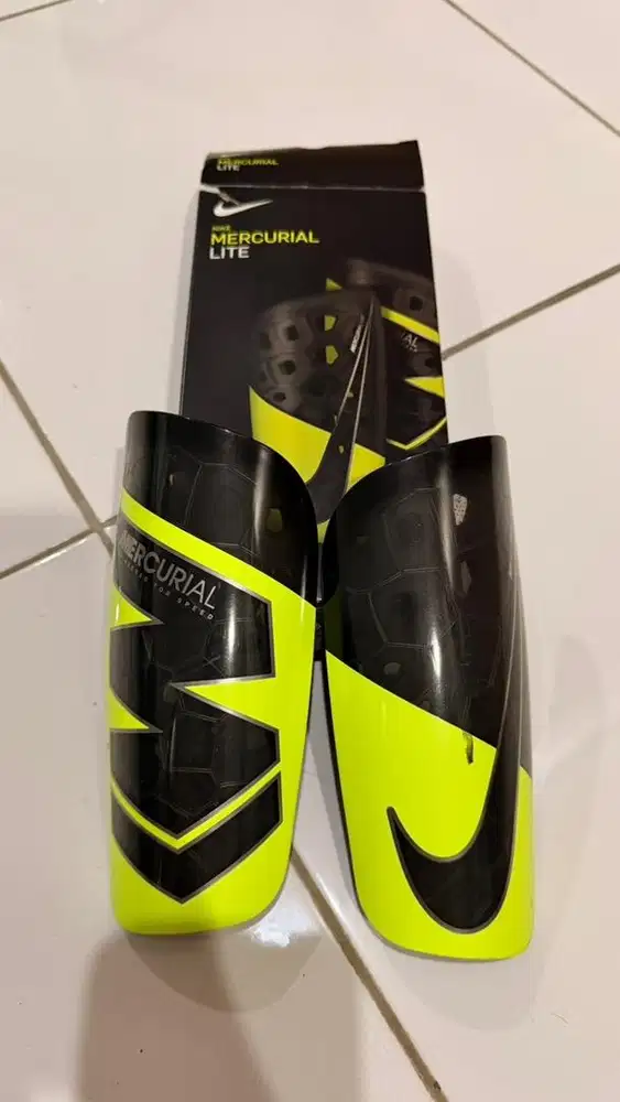 Nike Mercurial Lite Shin Guards (pelindung kaki bag bawah)