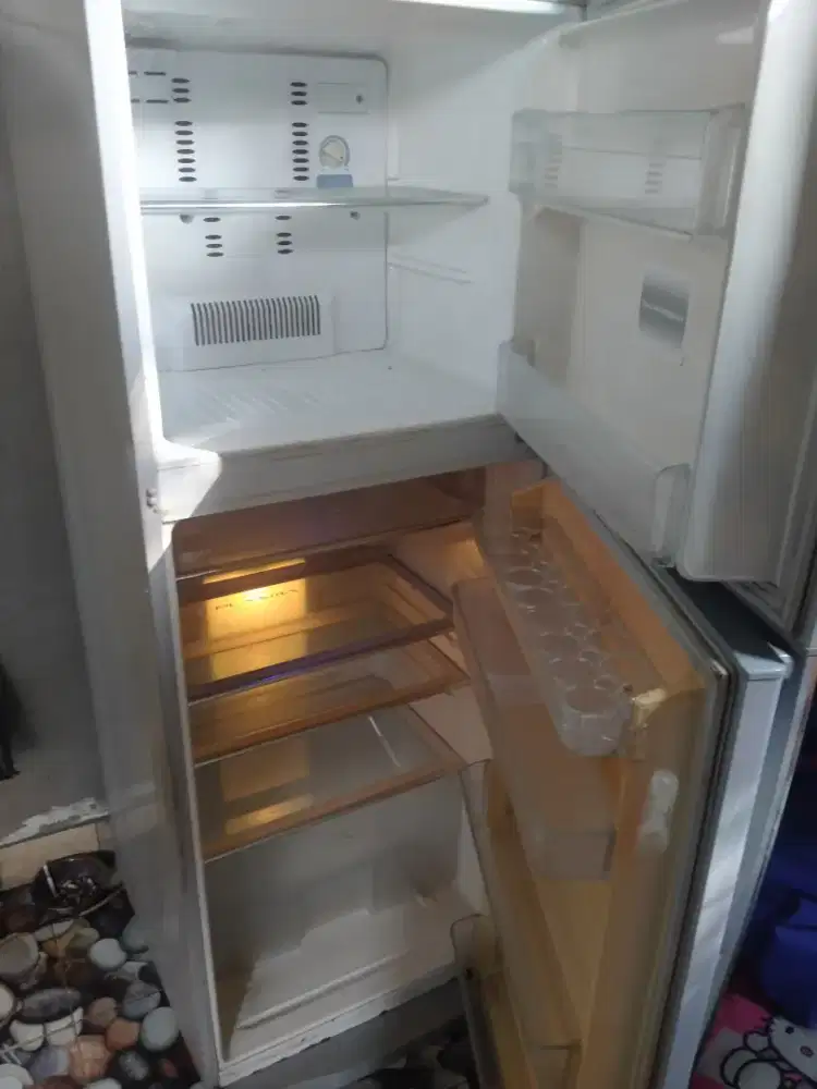 Kulkas 2 pintu jumbo merk TOSHIBA normal jual murah 1 jt