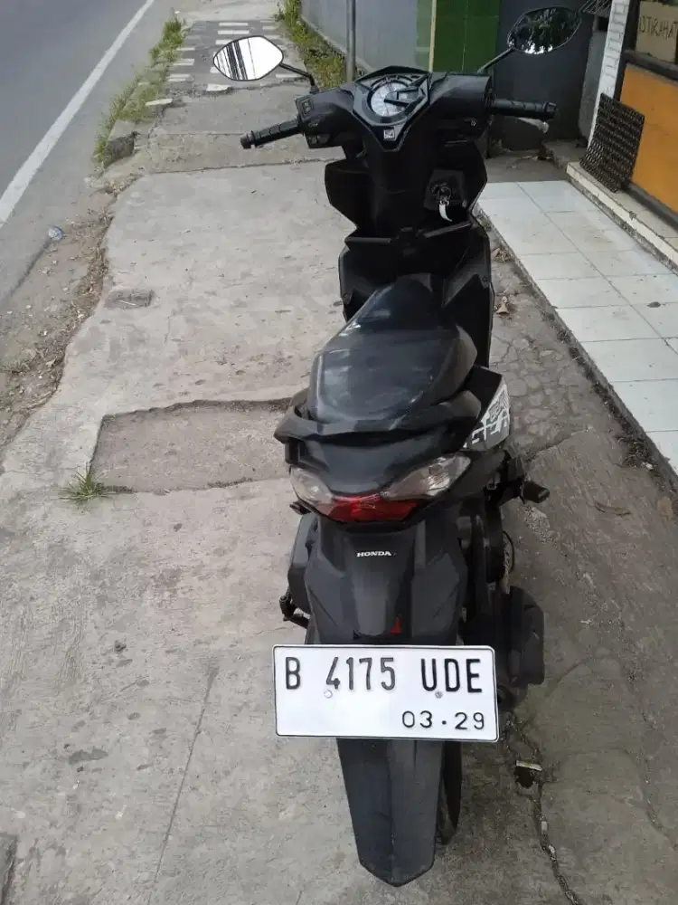 Honda Beat PGM-FI original cat mesin bagus body mulus stater hidup.