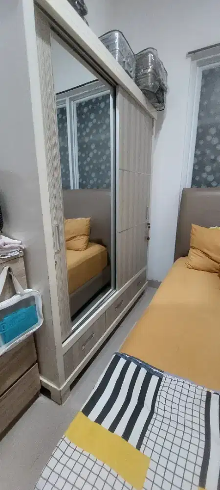 Jual 2 buah lemari, satu besar dengan 3 laci di bawah, satunya sedang