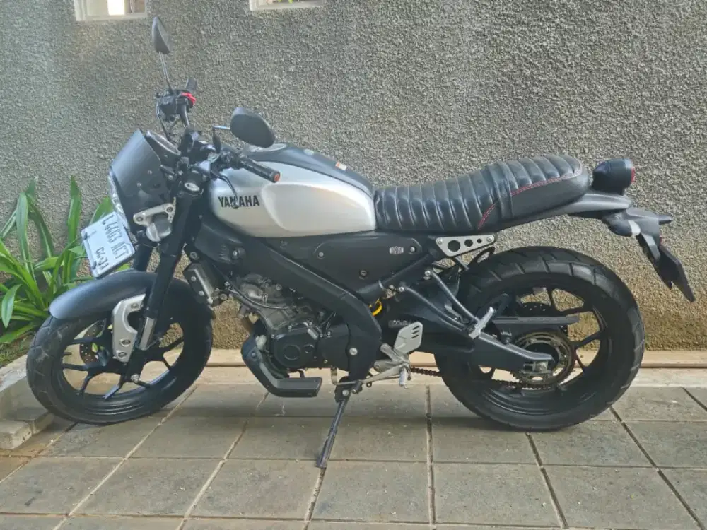 Yamaha XSR 155 silver