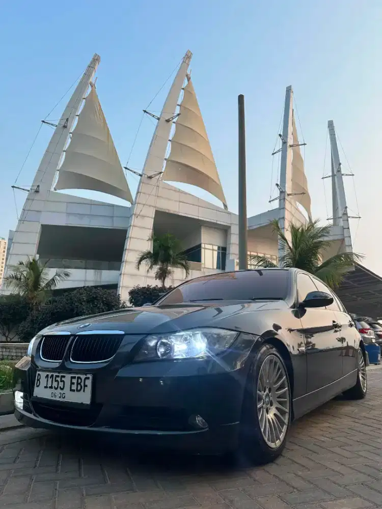BMW 320i E90 2008 Automatic Abu-Abu Metalik KM 90 Rb