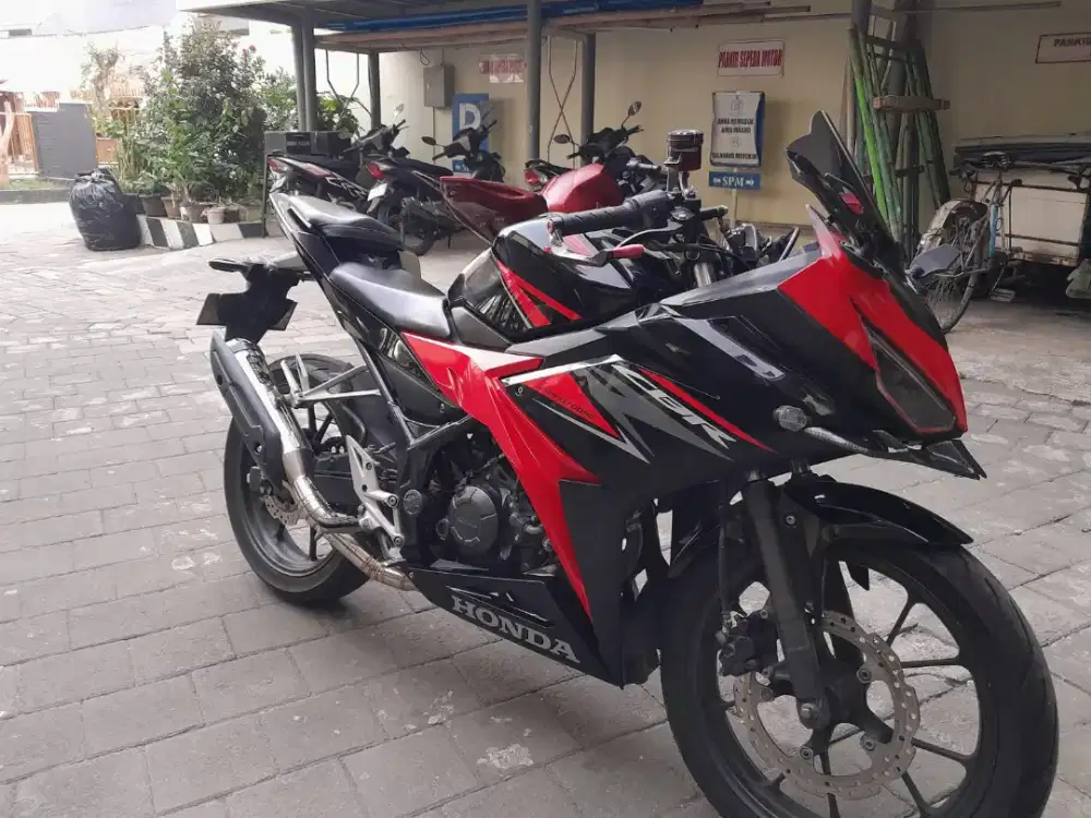 Honda CBR 150R - Victory Black Red