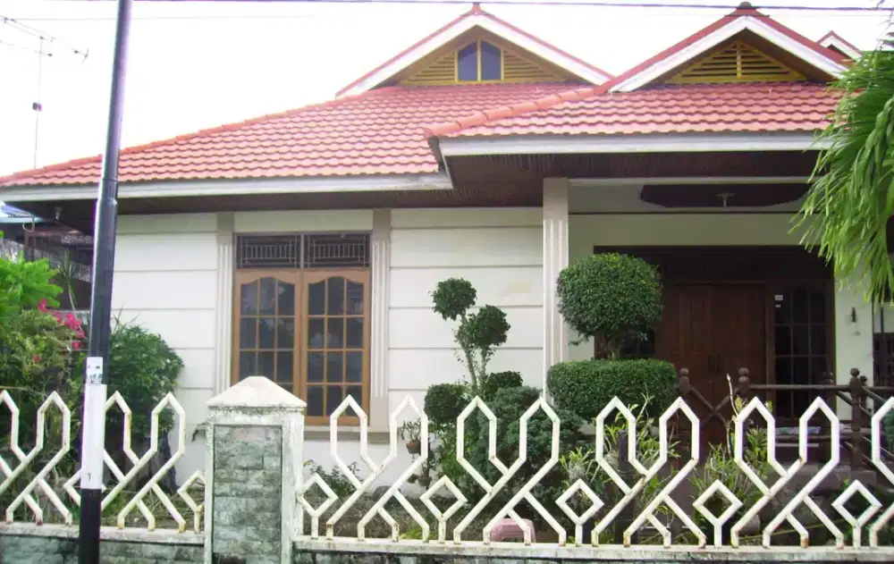 Disewakan/ Dijual Rumah Induk dan Bangunan Tempat Usaha