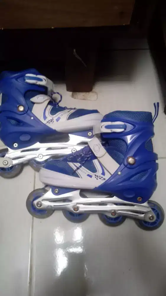 Sepatu Roda (Rollerblade)