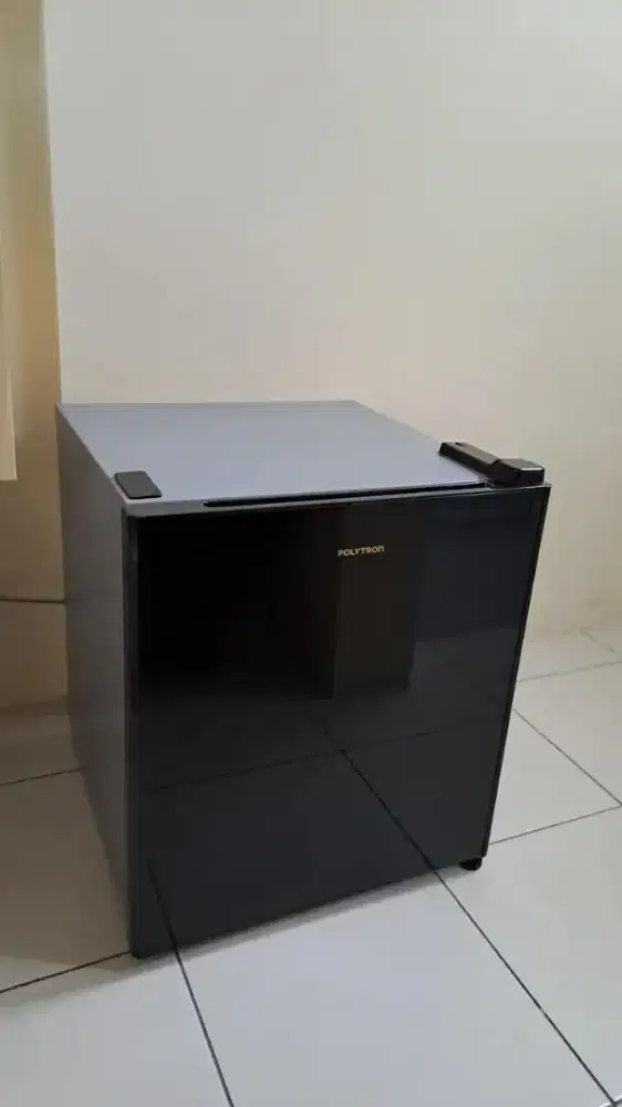 Kulkas mini portable polytron