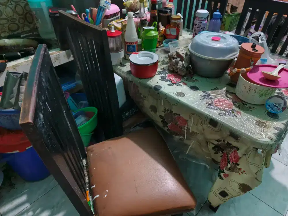 dijual meja makan 1 set kursi 4 kondisi mash bagus bngt