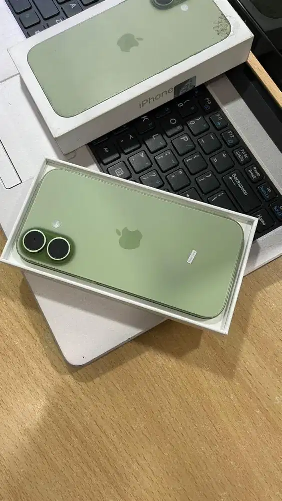 iPhone 17 256 gb ex iBox bh 100% garansi aktif sampai Mei 2027