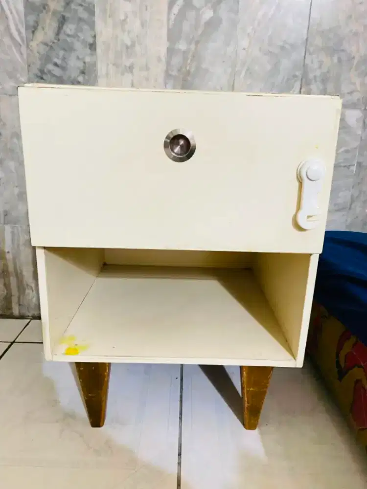Dijual nakas 2 buah  kondisi oke