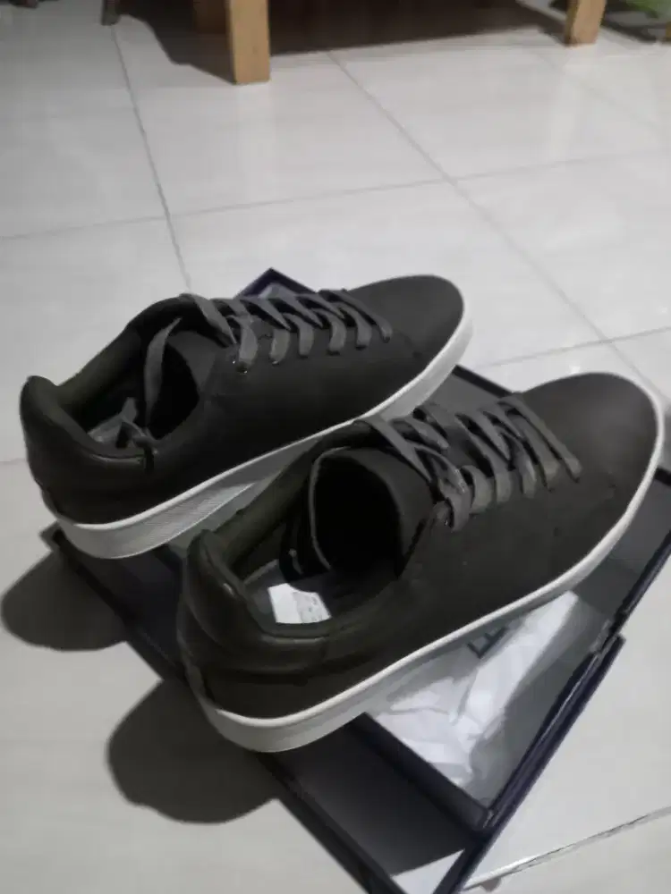 Sepatu Sneakers