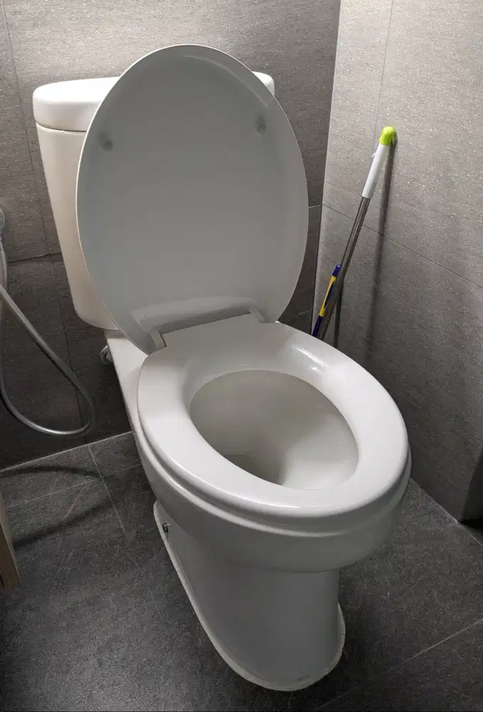 Kloset Duduk Toto CW421J — As 50cm, Kondisi Baik, Siap Pakai
