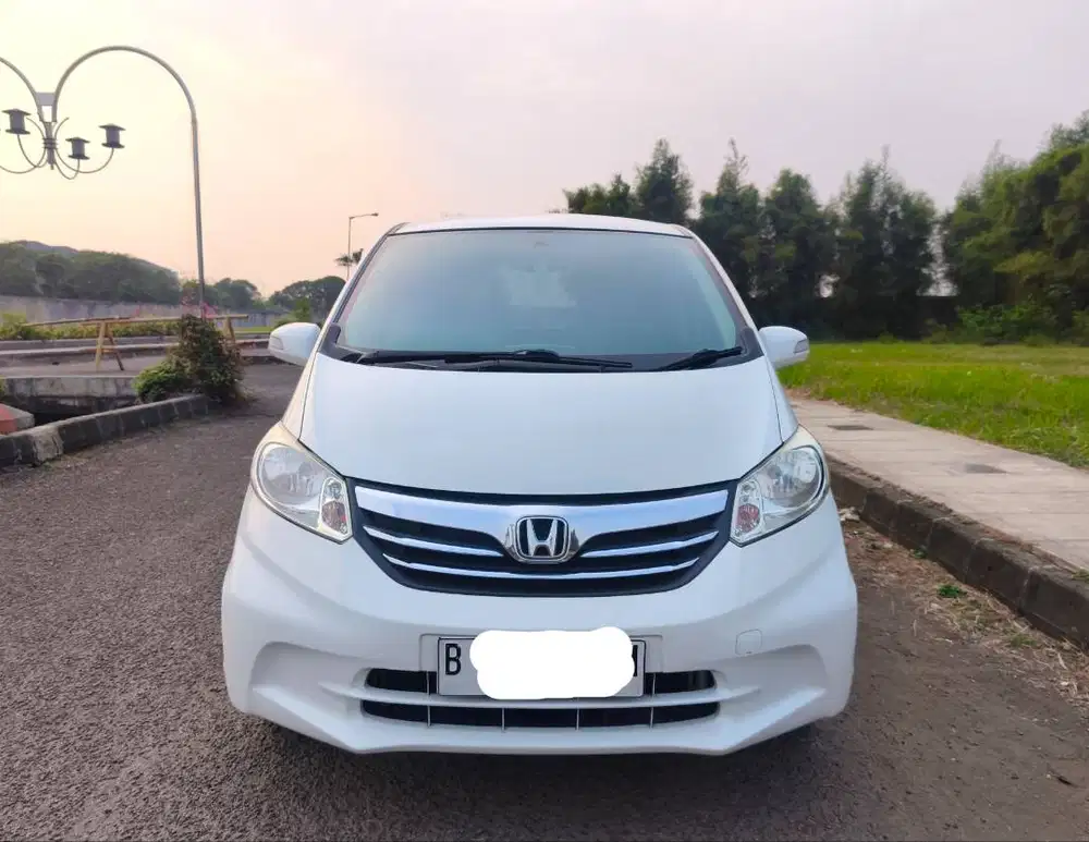 Honda Freed PSD AT New Model 2012 2013 Putih Rawatan Pribadi Facelift