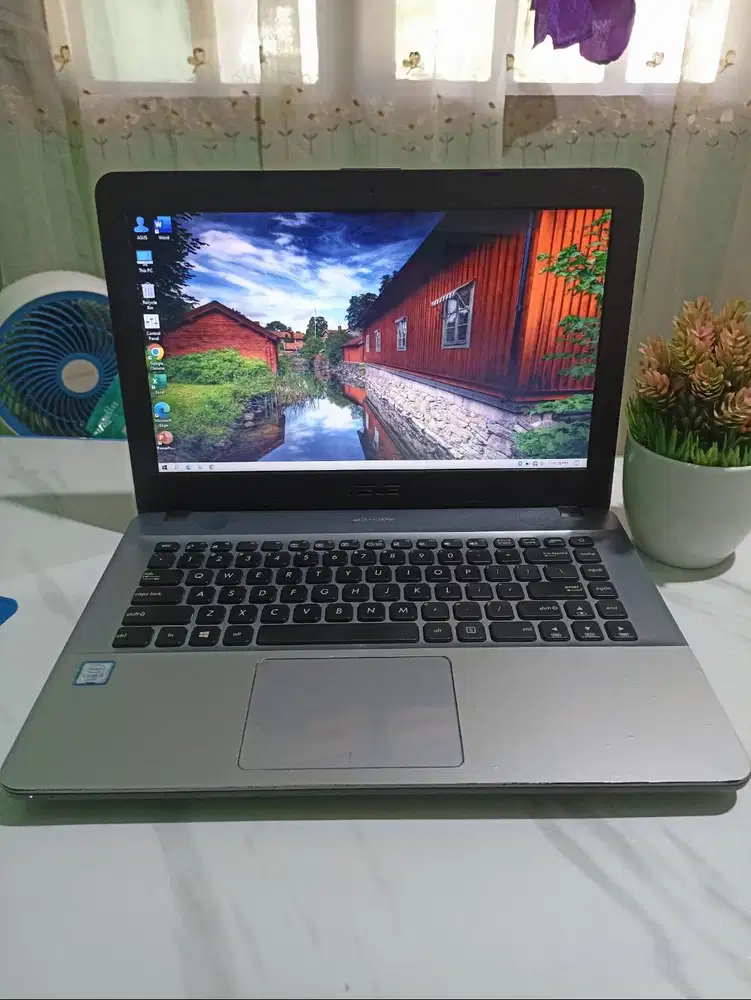 LAPTOP ASUS X441U. Intel Core i3 Gen 6. RAM 4GB. NO MINUS. BATREI AWET