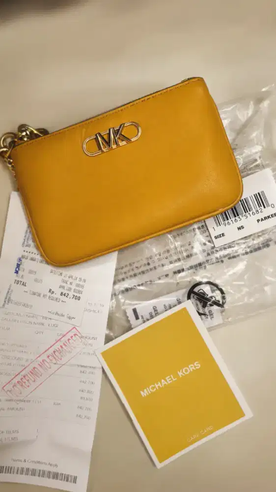 Michaeo kors wallet (MK)