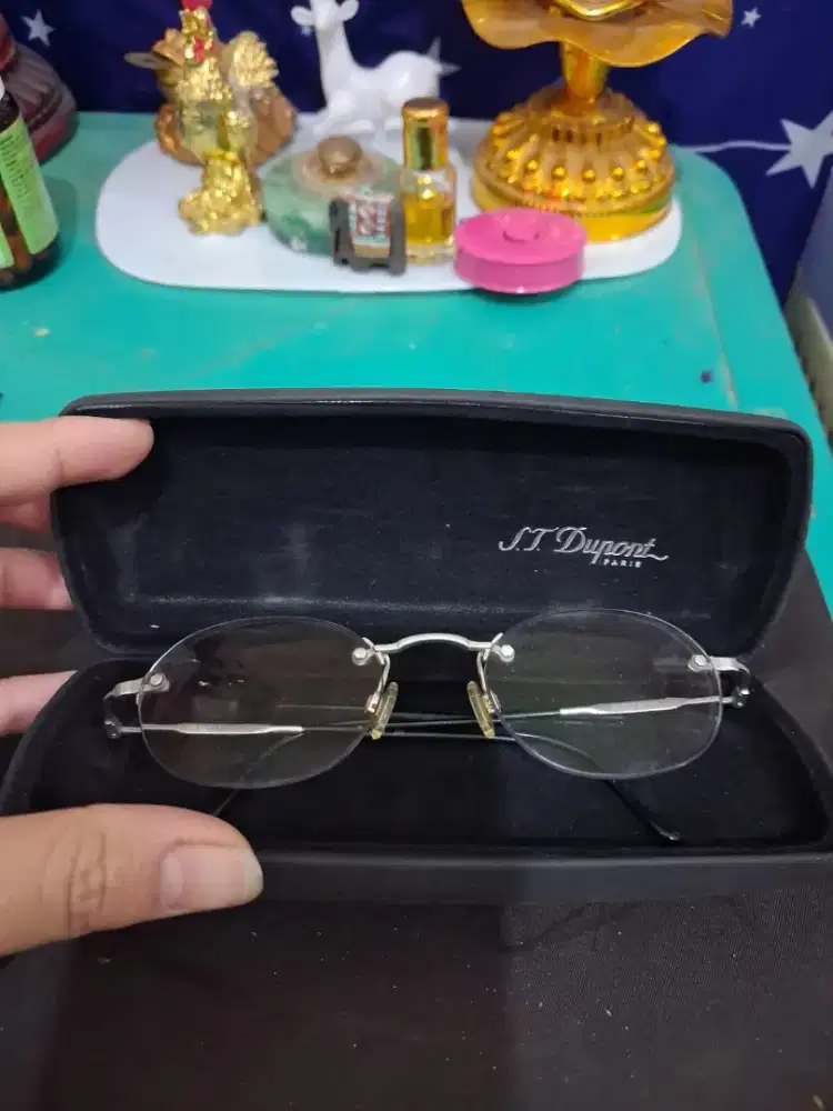 Kacamata branded 
S.T dupont plus langsun
Dengan kotak kacamata
Limite