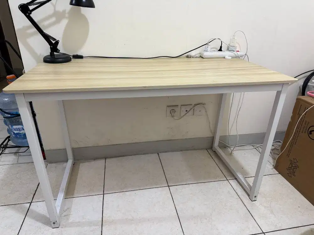 Meja Kantor / Meja Belajar Minimalis - Kondisi Sangat Baik