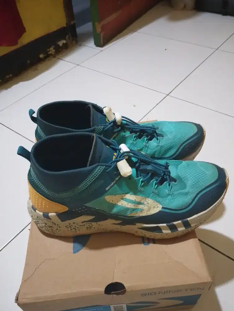 Sepatu gunung treruning