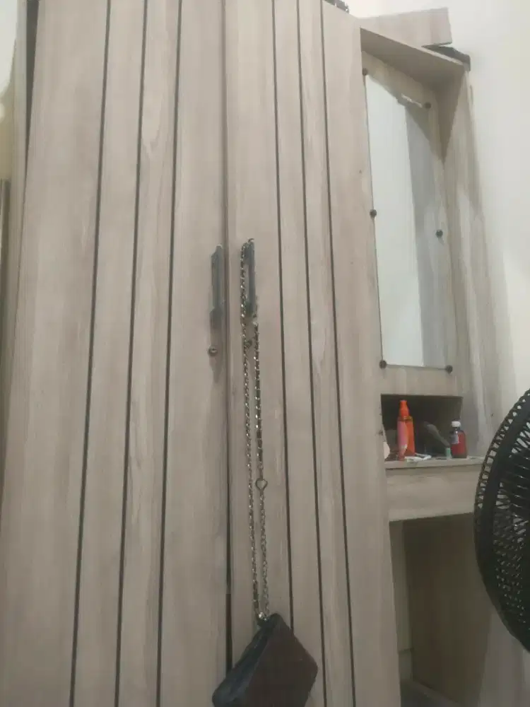 Jual cepat lemari 3 pintu ada kacanya