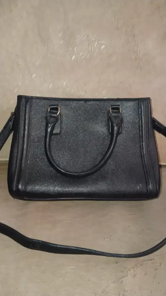 Tas slempang wanita hitam