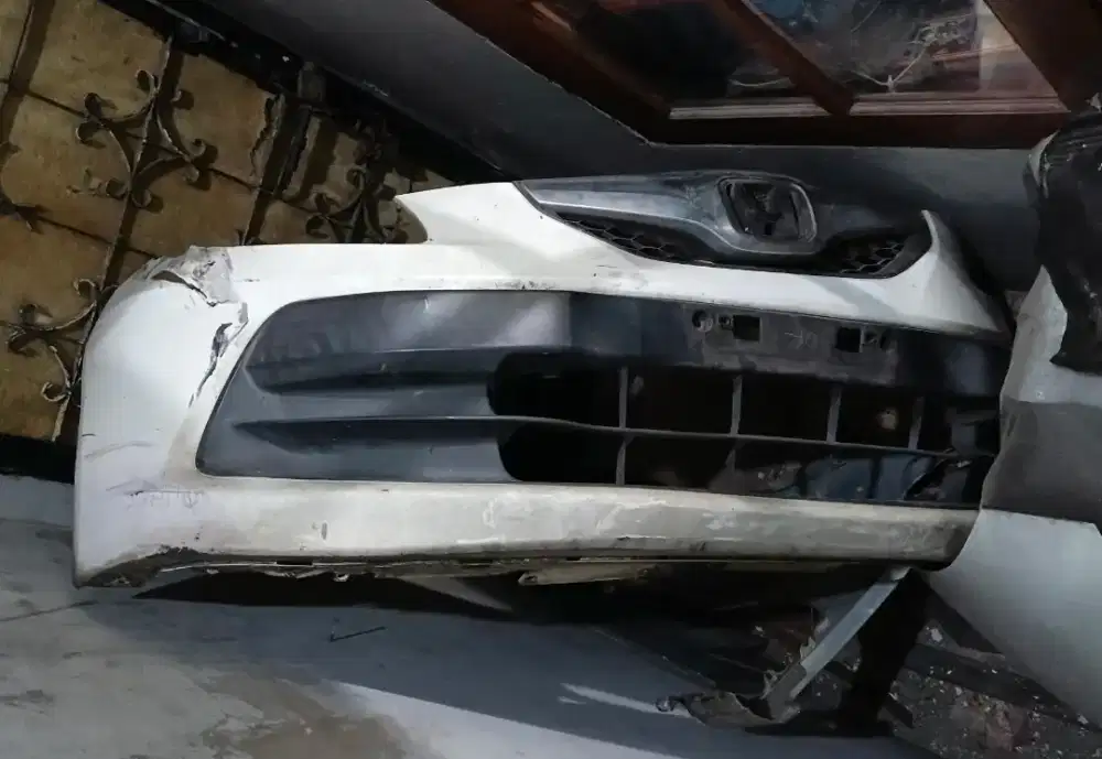 Bumper depan dan Grile Brio lama, Bamper