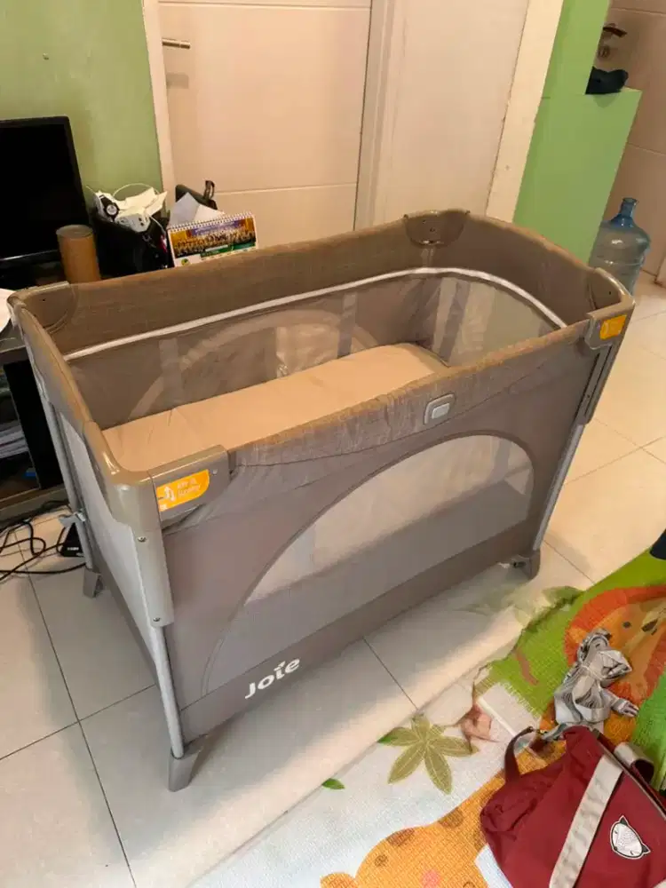 ​[PRELOVED] Joie Kubbie Sleep Bedside Travel Cot - Mulus Lengkap