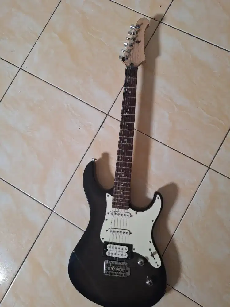 Gitar Yamaha PAC 212