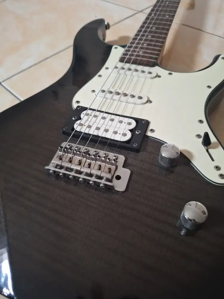 Gitar Yamaha PAC 212 dan Amplifier Fender Mustang 1