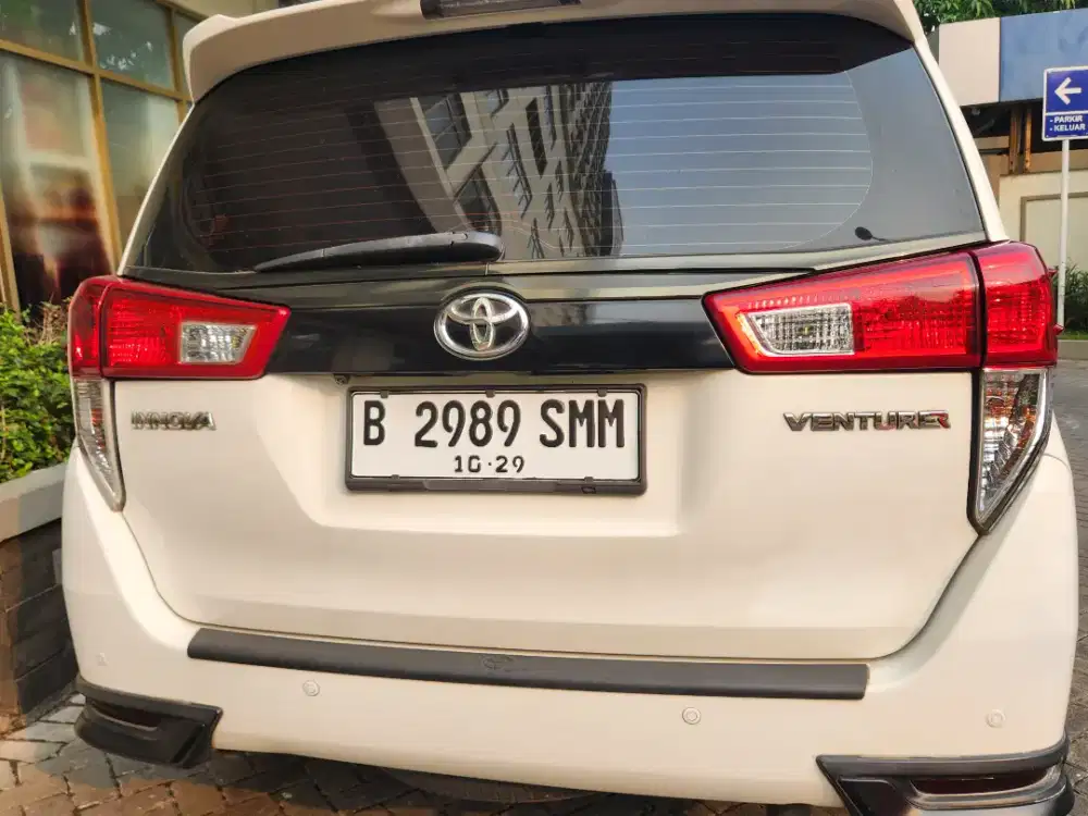 TOYOTA INNOVA VENTURER BENSIN AT 19