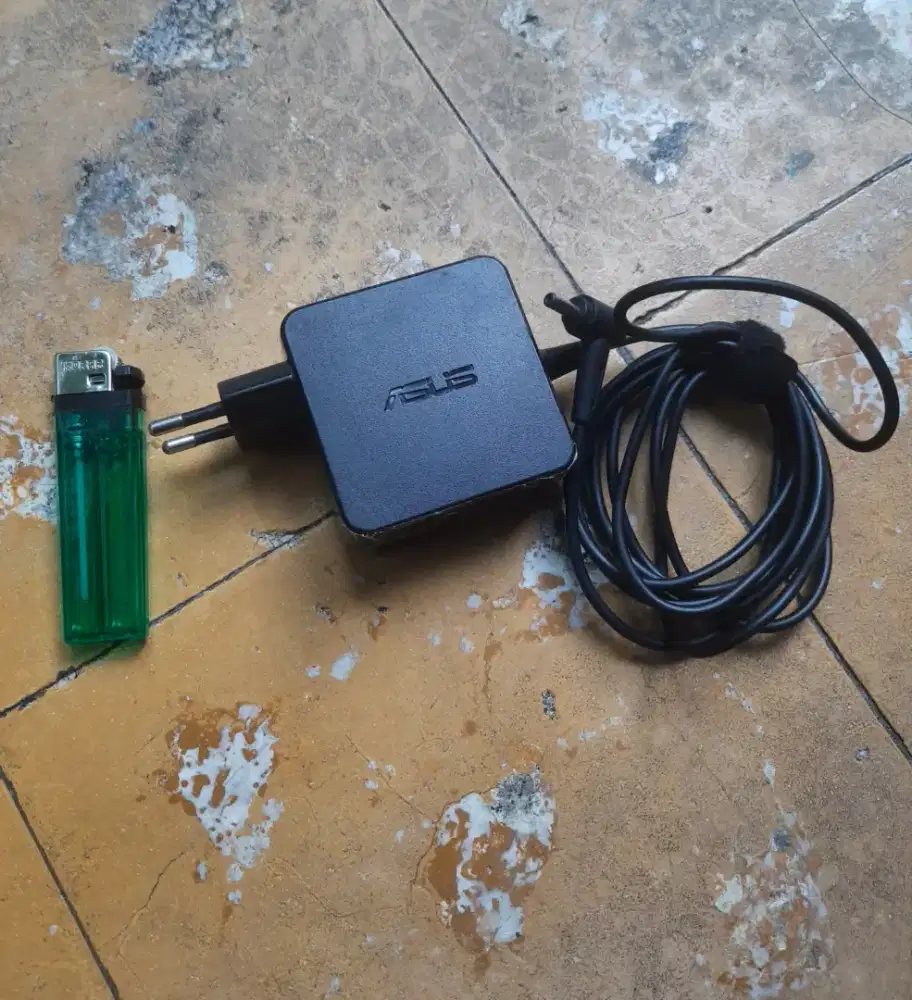 Charger ori laptop/notebook Asus 19V 2,37A colokan kecil second normal
