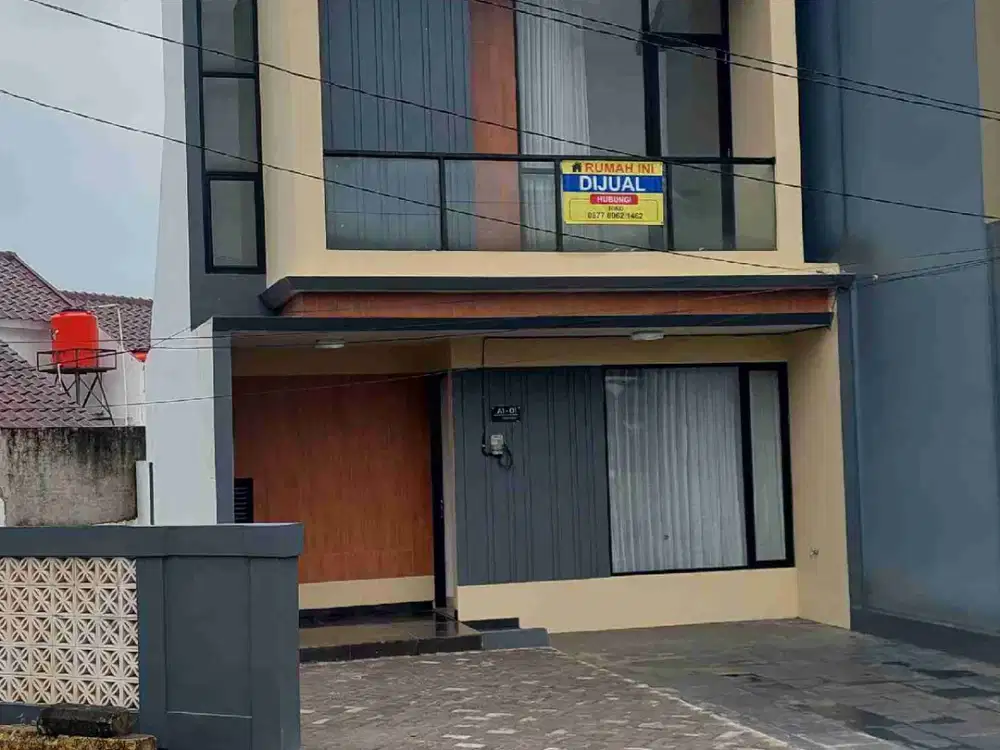 Rumah Tingkat Luas Bagus di Hook di Sawangan Village
