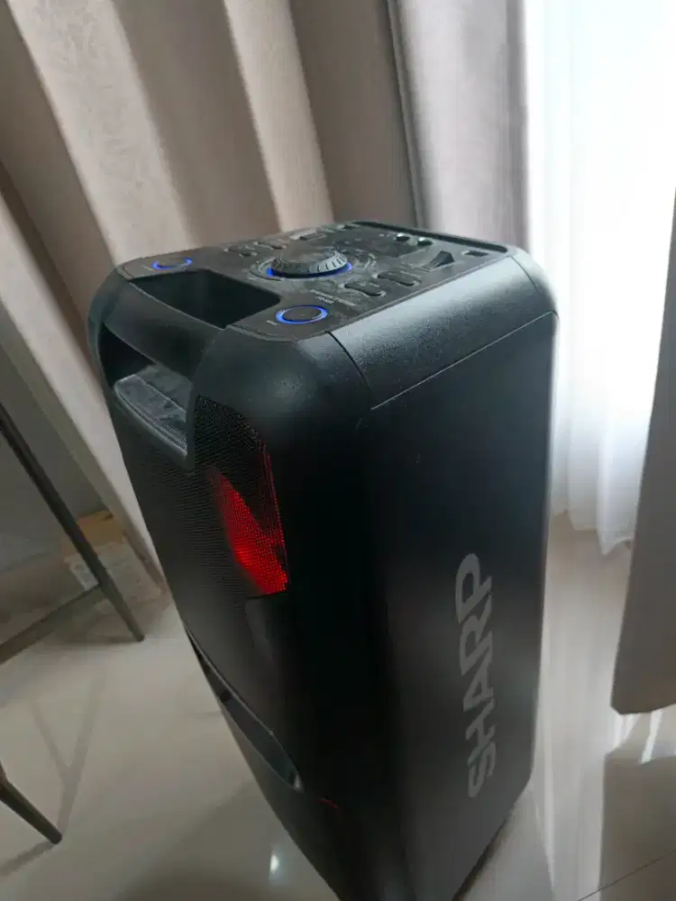 Sharp bluetooth speaker
