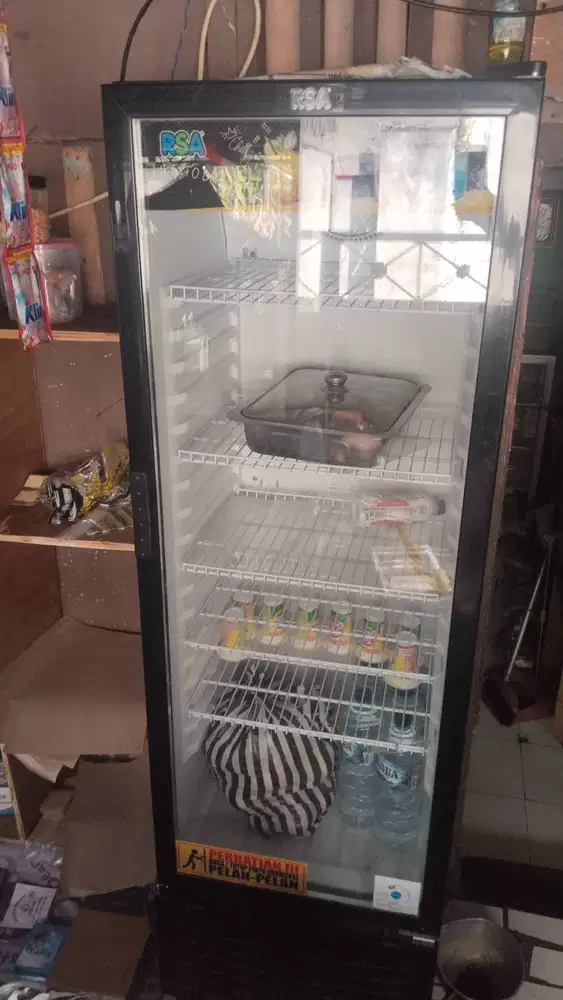 Showcase merek RSA satu pintu ukuran 290/300 liter. Bekas sperti baru