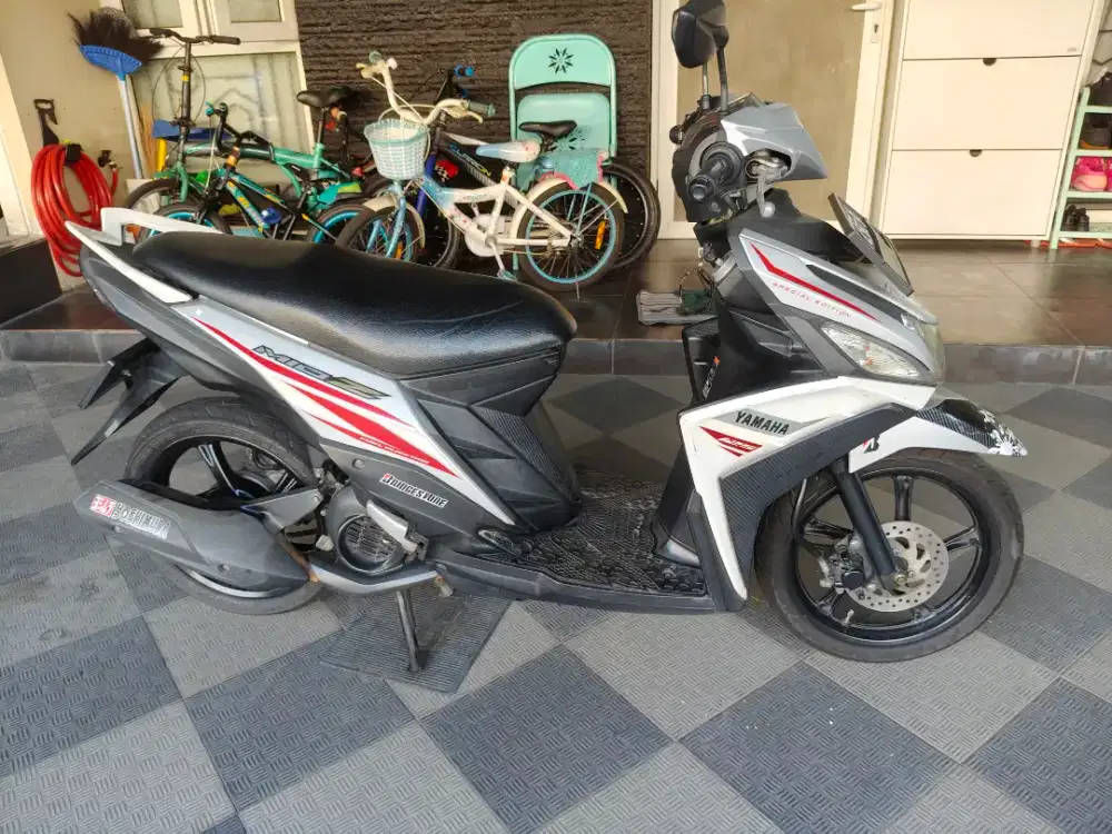 Motor yamaha Mio Z silver putih