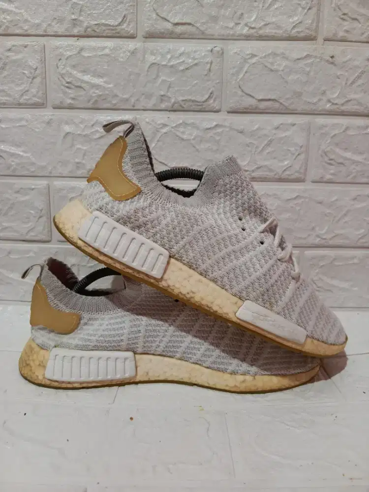 Adidas NMD R1 stlt cloud white
